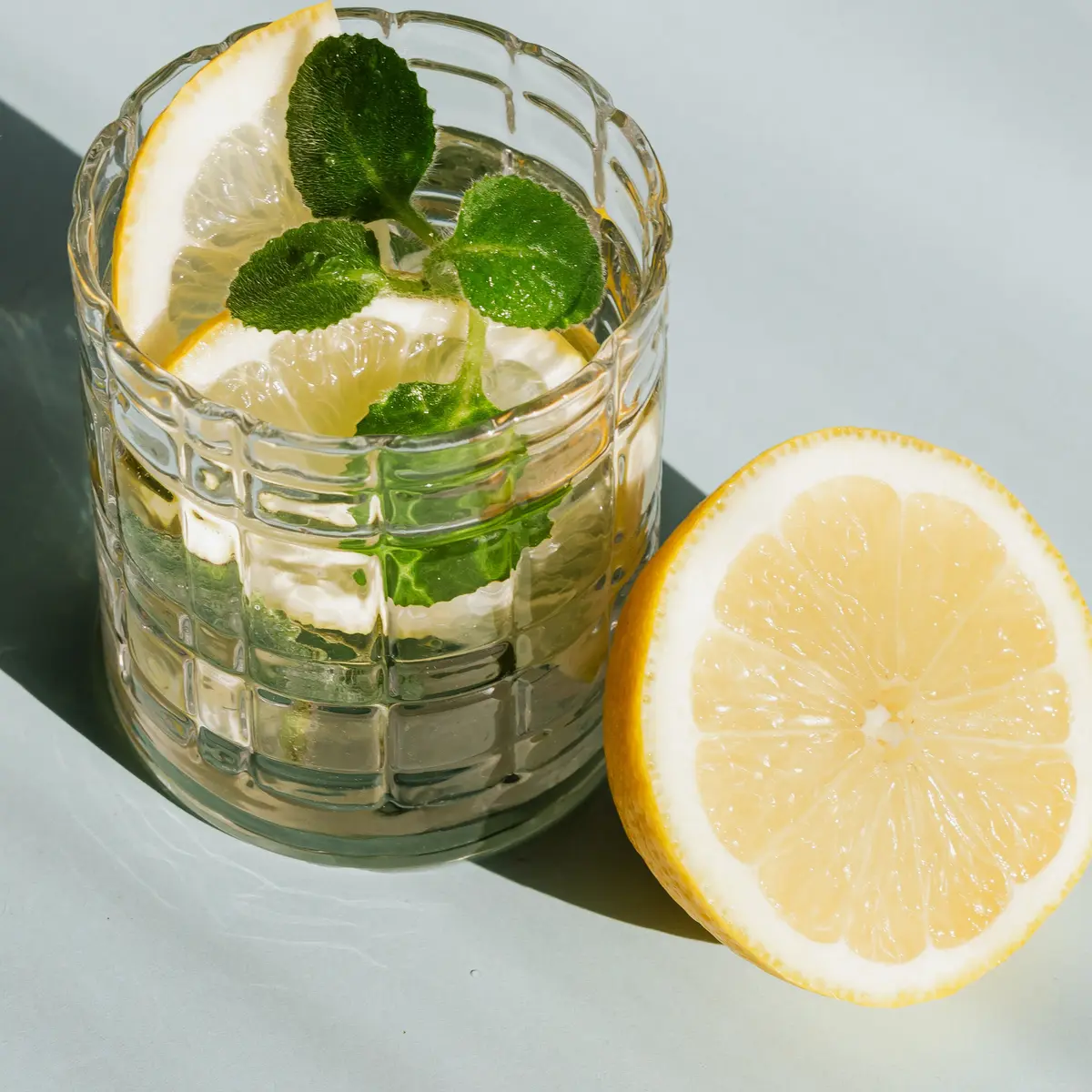 Infused Water Lemon: Menjaga Daya Tahan Tubuh