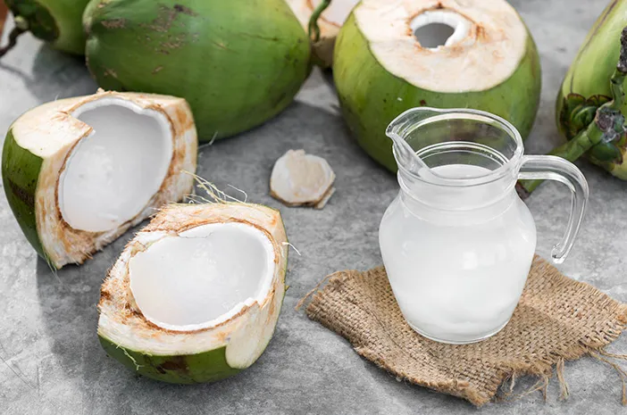 Air Kelapa untuk Demam, Seberapa Ampuh? Ini Jawabannya